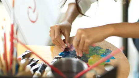 173439461 primer plano manos femeninas color acrilico mezclado en paleta de arte trabajador de arte artista